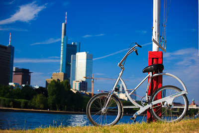 Swingbike vor der Skyline in Frankfurt am Main