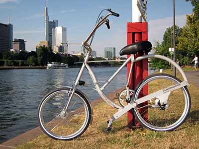 Bals Swingbike auf dem schönen Radweg in Frankfurt am Main